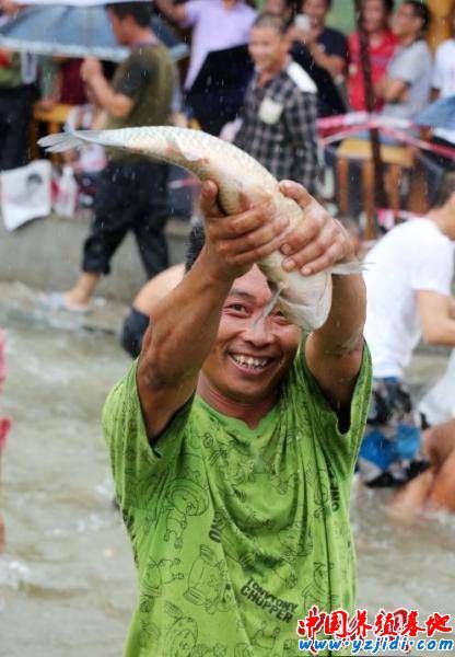 廣西辦"鬧魚節" 民眾水中爭搶活魚(組圖)