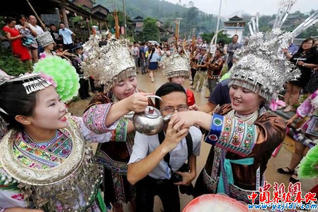 廣西辦"鬧魚節" 民眾水中爭搶活魚(組圖)