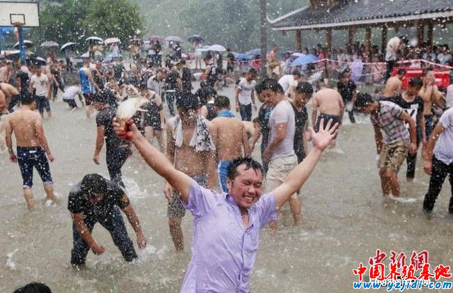 廣西辦"鬧魚節" 民眾水中爭搶活魚(組圖)